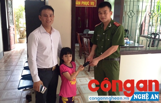 Em Phạm Nguyễn Mai Nguyên cùng bố trao trả tài sản nhặt được cho Công an phường Hưng Dũng