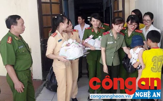 Các đồng chí trong đoàn trao quà cho các cháu tại BVĐK huyện Quỳnh Lưu.