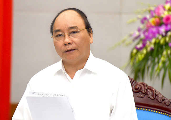 Thủ tướng Nguyễn Xuân Phúc nêu rõ: Phải có các kịch bản điều hành giá, nhất là đối với các mặt hàng thiết yếu để kiểm soát lạm phát theo mục tiêu mà Quốc hội đã thông qua. Ảnh: VGP/Quang Hiếu