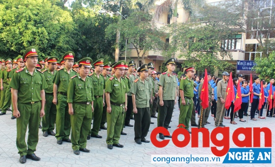 Lễ diễu hành ra quân tuyên truyền phòng chống ma túy do Công an TP Vinh tổ chức.