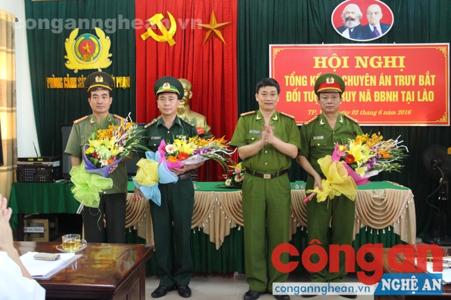 Đồng chí Nguyễn Xuân Sơn - Phó Bí thư thường trực Tỉnh ủy và Đại tá Nguyễn Mạnh Hùng - Phó giám đốc Công an tỉnh tặng hoa và trao thưởng cho Ban chuyên án