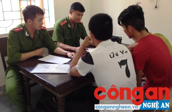 Cán bộ Công an huyện Nghi Lộc lấy lời khai của các đối tượng phạm tội