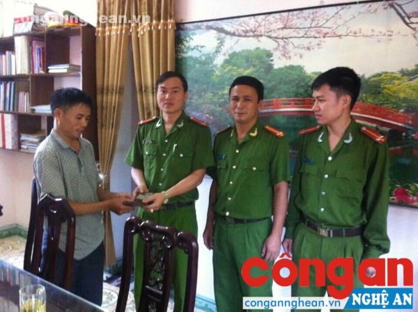Trung Tá Kha Văn Hợi, Phó trưởng Công an huyện Tương Dương cùng với 2 đồng chí Công an nhặt được của rơi trao trả chiếc ví cho người bị đánh rơi. 