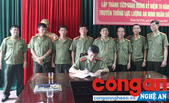  Các đội công tác Phòng ANKT ký kết thi đua lập thành tích chào mừng kỷ niệm 70 năm Ngày truyền thống lực lượng ANND
