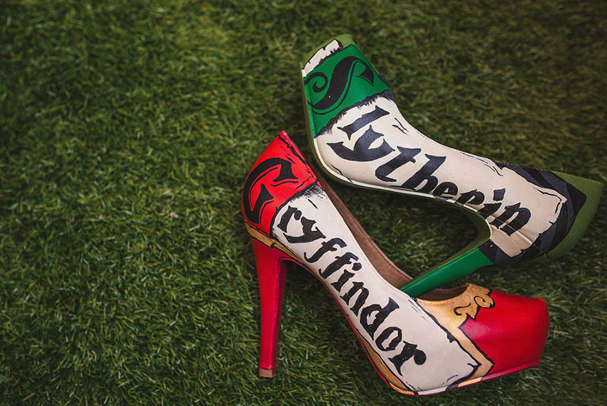Đây là giày của cô dâu sẽ mang trong buổi lễ, một chiếc in chữ và màu sắc của nhà Gryffindor, chiếc kia là nhà Slytherin.