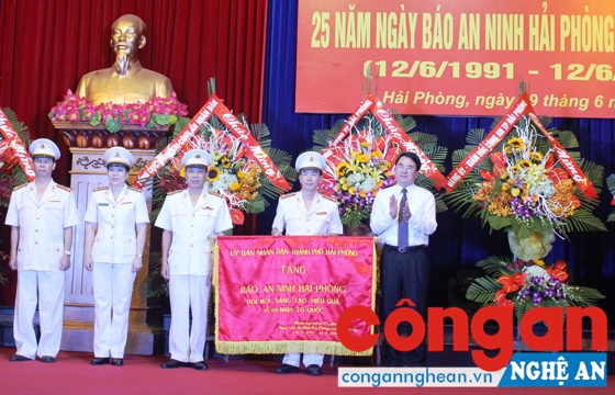 Đồng chí Phó Chủ tịch UBND TP Hải Phòng trao tặng Bức trướng cho Báo An ninh Hải Phòng.