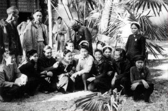 Chủ tịch Hồ Chí Minh và đồng chí Hồ Tùng Mậu gặp gỡ các đại biểu tham dự  Đại hội Đảng toàn quốc lần thứ II (3/1951) - Ảnh tư liệu
