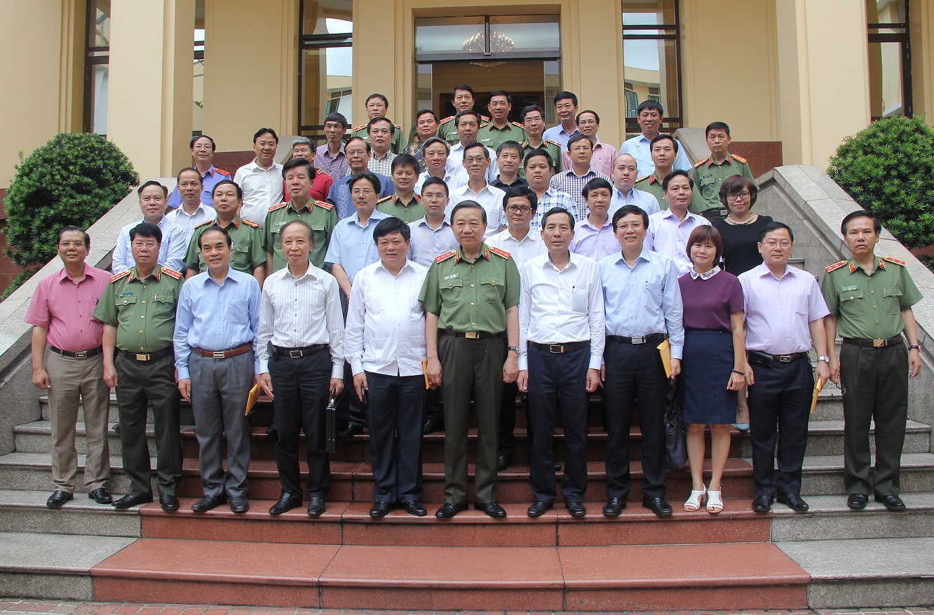 Bộ trưởng Tô Lâm cùng các đại biểu dự buổi gặp mặt.