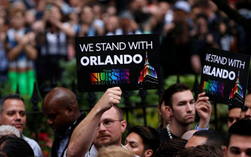 Tưởng nhớ các nạn nhân vụ xả súng thảm sát tạo hộp đêm Orlando, Mỹ (Ảnh: Reuteurs).