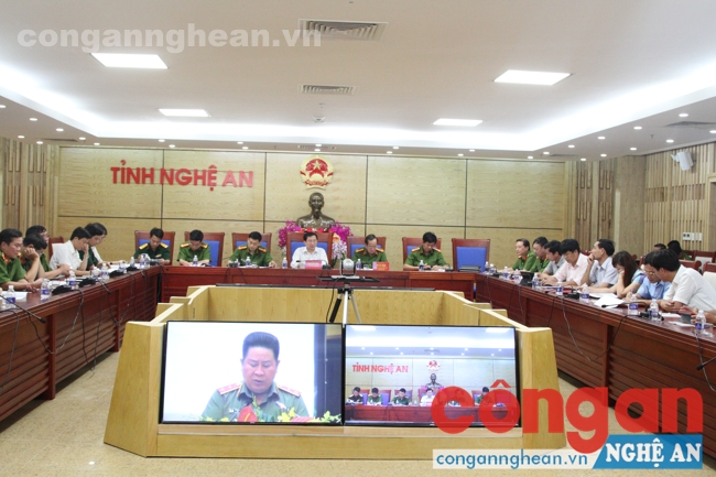 Đồng chí Đinh Viết Hồng, UVBTV, Phó Chủ tịch UBND tỉnh chủ trì Hội nghị trực tuyến tại điểm cầu Nghệ An