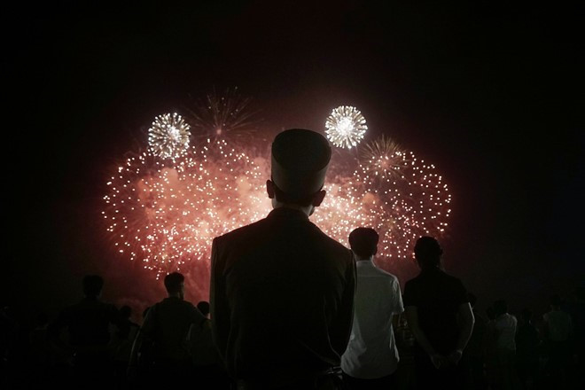 Binh sĩ và người dân chăm chú theo dõi pháo hoa trong lễ kỷ niệm ngày ký hiệp ước đình chiến giữa hai miền Triều Tiên.