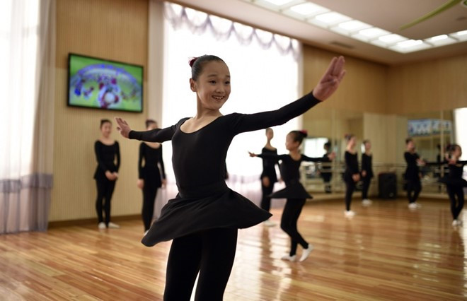 Trẻ em tại thủ đô Triều Tiên có cơ hội học tập tốt hơn rất nhiều so với trẻ em tại các vùng nông thôn. Những nữ sinh trong lớp học khiêu vũ ở thủ đô Bình Nhưỡng.