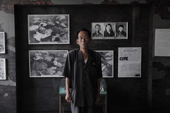 Một góc bảo tàng Tội ác Chiến tranh Mỹ. Ông Jong Kum Song, 70 tuổi, hiện đang làm hướng dẫn viên tại bảo tàng.