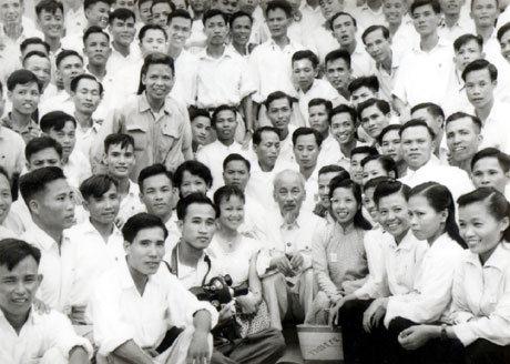 Chủ tịch Hồ Chí Minh với các nhà báo (năm 1960)
