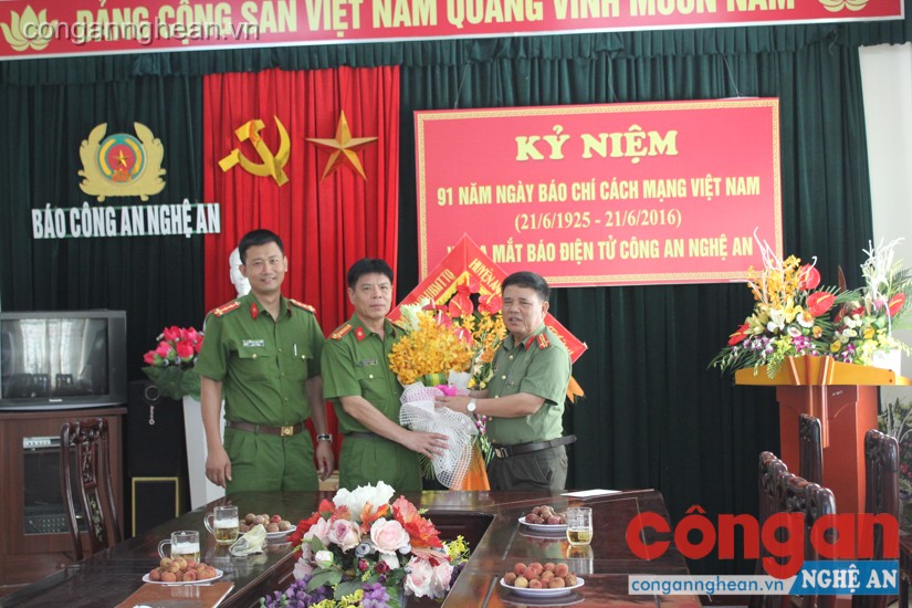 Đoàn Phòng Cảnh sát cơ động do Thượng tá Nguyễn Ngọc Ánh- Phó Trưởng phòng chúc mừng