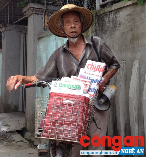 Mặc dù tuổi đã cao nhưng ông Thuận vẫn say mê với công việc bán báo dạo