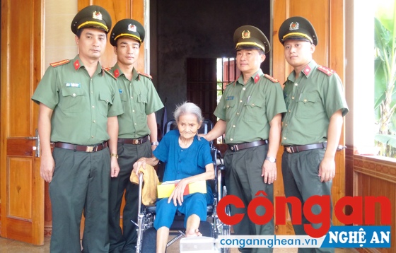 Phòng Bảo vệ Chính trị nhận phụng dưỡng Mẹ Việt Nam Anh hùng