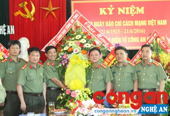 Đồng chí Đại tá Lê Khắc Thuyết, Phó giám đốc Công an tỉnh tặng hoa chúc mừng Báo Công an Nghệ An