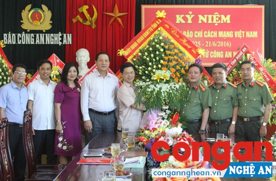 Đồng chí Nguyễn Xuân Sơn, Phó Bí thư thường trực Tỉnh ủy, Phó Chủ tịch UBND tỉnh tặng hoa chúc mừng báo CANA