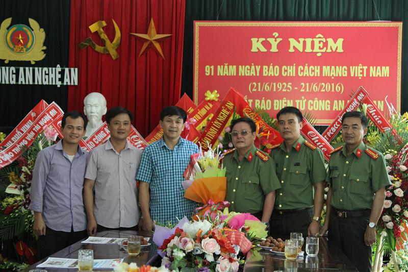 Lãnh đạo phòng Công tác chính trị Công an tỉnh Hà Tĩnh tặng hoa chúc mừng