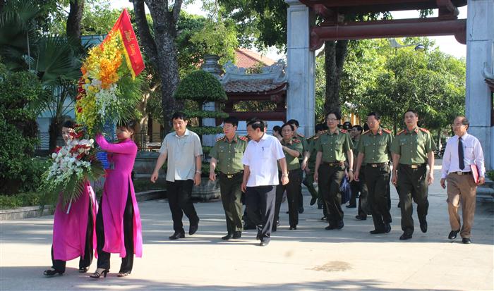 Đoàn Công tác của Bộ Công an và Tỉnh ủy, UBND tỉnh dâng hoa lên Anh linh Chủ tịch Hồ Chí Minh tại Khu di tích Kim Liên.