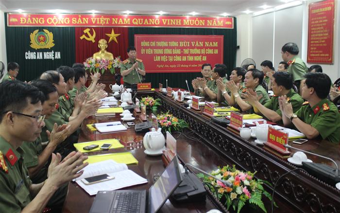 Đồng chí Thượng tướng Bùi văm Nam, Thứ Trưởng BCA làm việc tại Công an tỉnh Nghệ An.