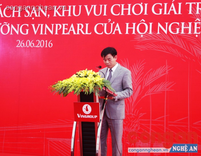Đại diện Tập đoàn VinGroup thông qua báo cáo dự án triển khai tại Nghệ An