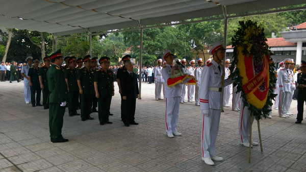 Đoàn Quân ủy trung ương dẫn đầu là Tổng bí thư Nguyễn Phú Trọng cùng Bộ trưởng Quốc phòng đại tướng Ngô Xuân Lịch vào viếng. Ảnh VNE