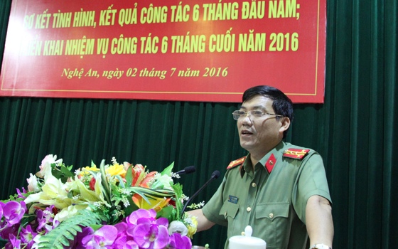 Đồng chí Đại tá Lê Khắc Thuyết, Phó Giám đốc Công an tỉnh nhấn mạnh đẩy mạnh Phong trào toàn dân bảo vệ ANTQ, công tác Xuất nhập cảnh và hồ sơ, lưu trữ.