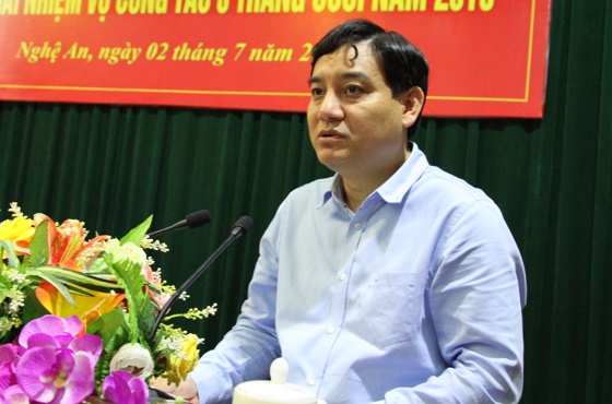 Đồng chí Nguyễn Đắc Vinh, Uỷ viên BCH Trung ương Đảng, Bí thư Tỉnh Uỷ biểu dương những kết quả đạt được của Công an Nghệ An trong thời gian qua.