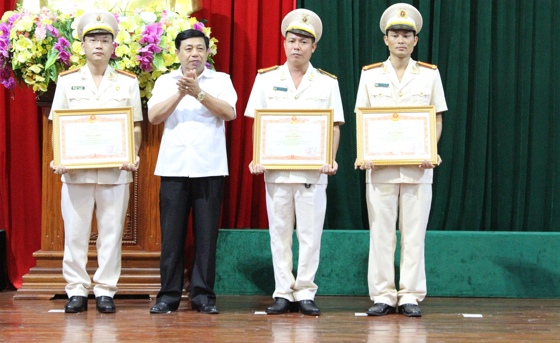Đồng chí Nguyễn Xuân Đường, Phó Bí thư Tỉnh uỷ, Chủ tịch UBND tỉnh thừa uỷ quyền Thủ tướng Chính phủ đã trao Bằng khen cho 3 cá nhân.