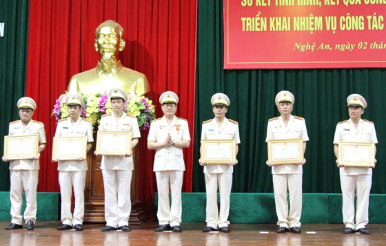 Thừa uỷ quyền của Bộ trưởng Bộ Công an, đồng chí Đại tá Nguyễn Hữu Cầu, Giám đốc Công an tỉnh trao Bằng khen của Bộ Trưởng Bộ Công an cho 3 tập thể và 3 cá nhân xuất sắc.