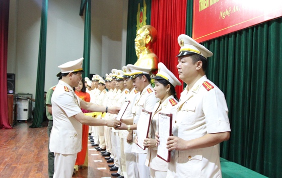 Thừa uỷ quyền của Bộ trưởng Bộ Công an,đồng chí Đại tá Nguyễn Hữu Cầu, Giám đốc Công an tỉnh trao quyết định thăng cấp bậc hàm cho 30 đồng chí là Lãnh đạo Công an các đơn vị địa phương.