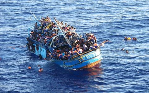 Một con tàu lèn chặt người tị nạn sắp bị lật nghiêng trên Địa Trung Hải. Ảnh: AP