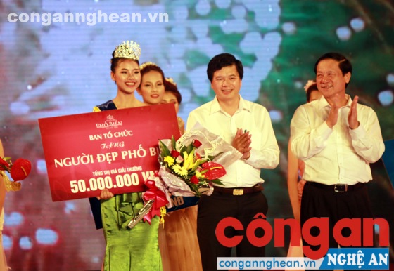 Ban tổ chức trao danh hiệu Người đẹp phố biển 2016 cho thí sinh Đào Thị Hà