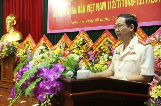 Đồng chí Đại tá Nguyễn Tiến Dần - Phó Giám đốc Công an tỉnh đọc báo cáo 70 năm thành lập lực lượng ANND.