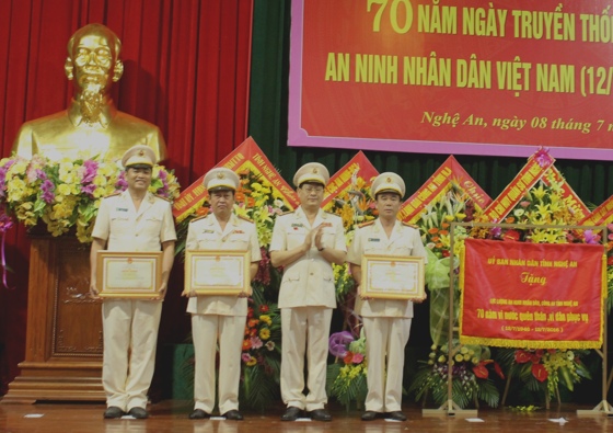 Thừa ủy quyền của Bộ Công an, Đồng chí Đại tá Nguyễn Hữu Cầu, Giám đốc Công an tỉnh trao bằng khen cho 1 tập thể và 2 cá nhân.