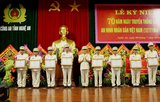 Thừa ủy quyền của Tổng cục ANND (BCA), đồng chí Đại tá Nguyễn Hữu Cầu, Giám đốc Công an tỉnh trao Bằng khen cho các tập thể và cá nhân.