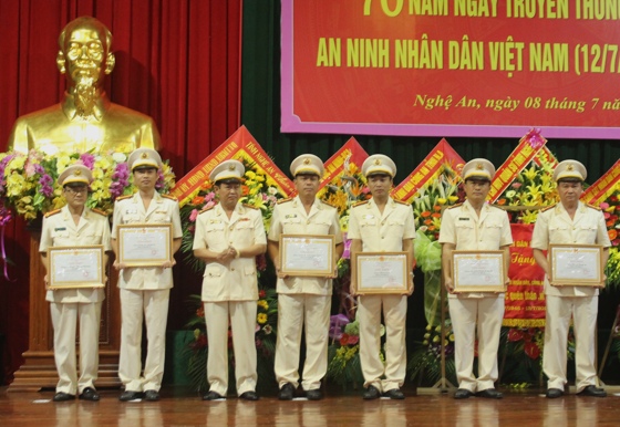 Đại tá NGuyễn Tiến Dần- PGĐ Công an tỉnh trao giải thưởng cho cá nhân, tập thể cuộc thi tìm hiểu 70 năm truyền thống ANND.