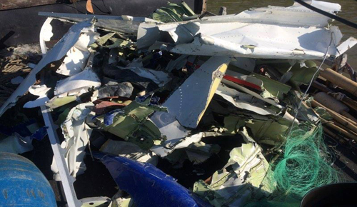 Cả trăm mảnh vỡ nghi của máy bay CASA 212 đã được ngư dân Thanh Hóa phát hiện. Ảnh: Người dân cung cấp.