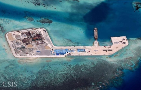 Hình ảnh vệ tinh Trung Quốc cải tạo phi pháp một bãi đá thành đảo nhân tạo ở Biển Đông. Ảnh CSIS