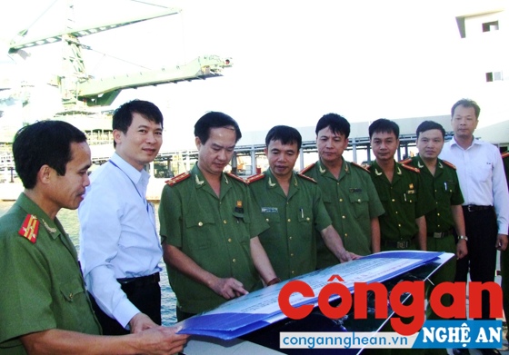 Đồng chí Đại tá Lê Văn Sao, Giám đốc Công an tỉnh Hà Tĩnh dẫn đầu đoàn công tác kiểm tra công tác đảm bảo ANTT tại Khu kinh tế Vũng Áng - Ảnh: Xuân Lý