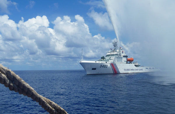 Tàu hải giám của Trung Quốc chặn trước mũi tàu cá của Philippines ở gần bãi cạn Scarborough/Hoàng Nham trên Biển Đông hồi năm ngoái. Ảnh: AP