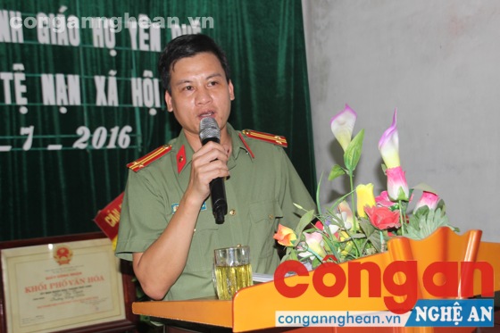 Đồng chí Trung tá Phạm Vũ Cường- Phó trưởng Công an TP Vinh lên phát biểu tại hội nghị