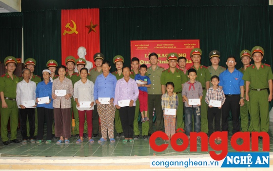 Đoàn Thanh niên Công an tỉnh phối hợp với D39 Học viện CSND tặng quà cho các trường hợp có hoàn cảnh khó khăn trên địa bàn huyện Nghi Lộc - Ảnh: Đình Hưng