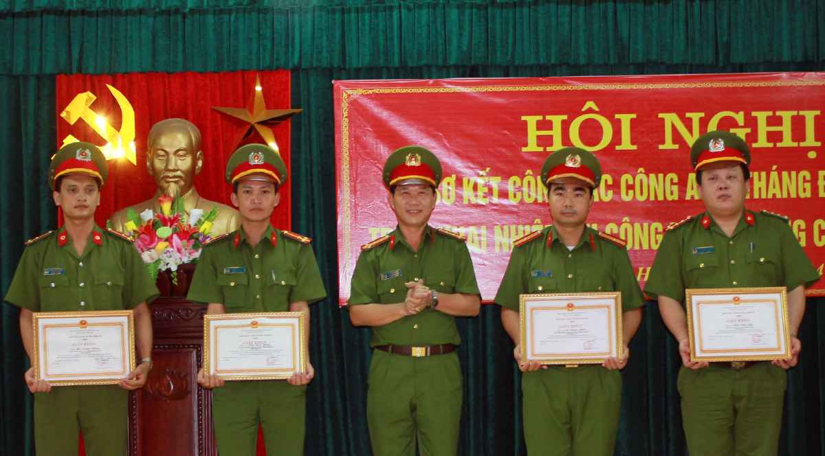 ại tá Lê Văn Thái - Trưởng CA Huyện Hưng Nguyên trao giấy khen của Chủ tịch UBND huyện cho các tập thể cá nhân có thành tích xuất sắc