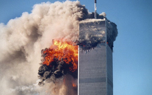 Hai tòa tháp đôi của Trung tâm Thương mại Thế giới (WTC) tại New York bị tấn công ngày 11/9/2001. (Ảnh: AP)