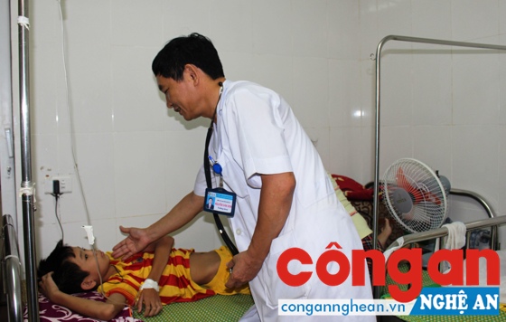 Bác sĩ Nguyễn Văn Sơn, Trưởng khoa Truyền nhiễm khám cho bệnh nhân bị quai bị