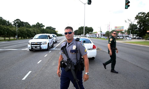 Cảnh sát cấm một con đường ở Baton Rouge sau khi xuất hiện thông tin xảy ra nổ súng tại đây. (Ảnh: Reuters)