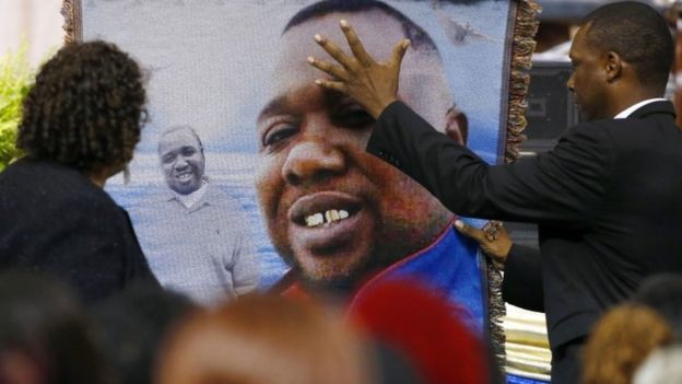 Vụ sát hại Alton Sterling khiến cộng đồng người Mỹ gốc Phi phẫn nộ. Ảnh: Reuters.